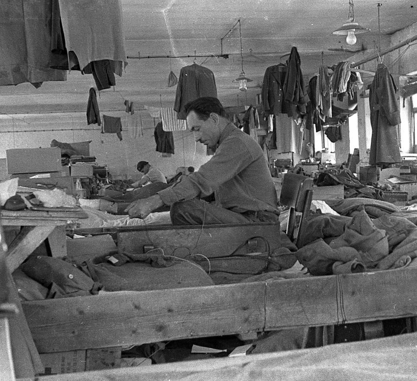 The eyewitness Tom Wodzinsky, who got in touch with the Rempfers after the publication of the pictures, said this photo likely shows the accommodations for junior officers and regular soldiers in blocks E, F, G, H and K in the camp.