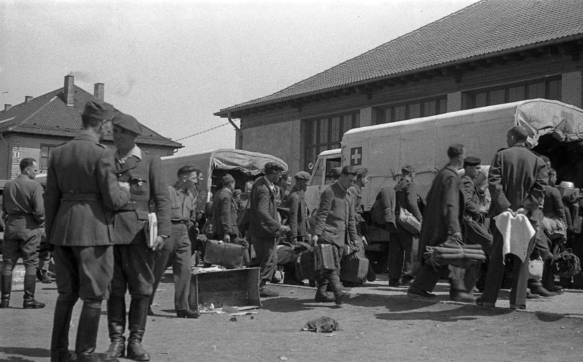 A caravan belonging to the Red Cross visits the camp after its liberation in order to bring them back home with their belongings.