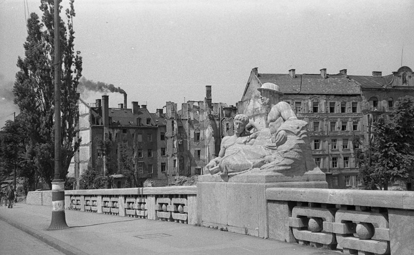 This photo shows Munich's Reichenbach Bridge in front of the ruins of destroyed homes.