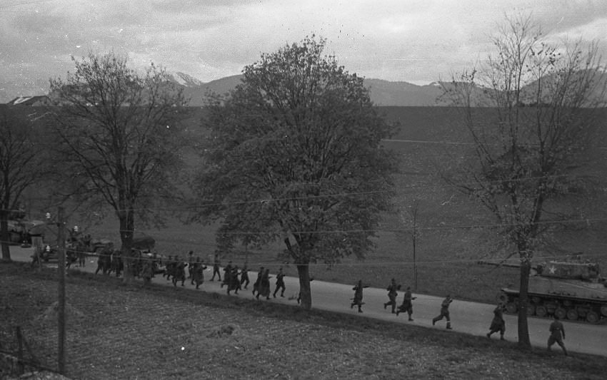 The two opposing sides met in front of the camp and engaged in a firefight. Most of the German soldiers turned around and fled.