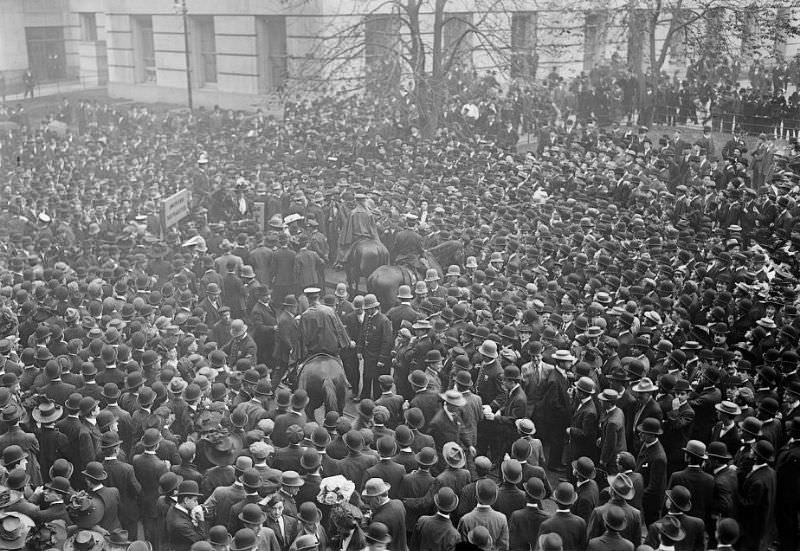 Crowd at suffragette meeting City Hall, 1908.