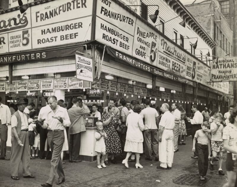 Crowd at Nathan’s from corner, 1947.