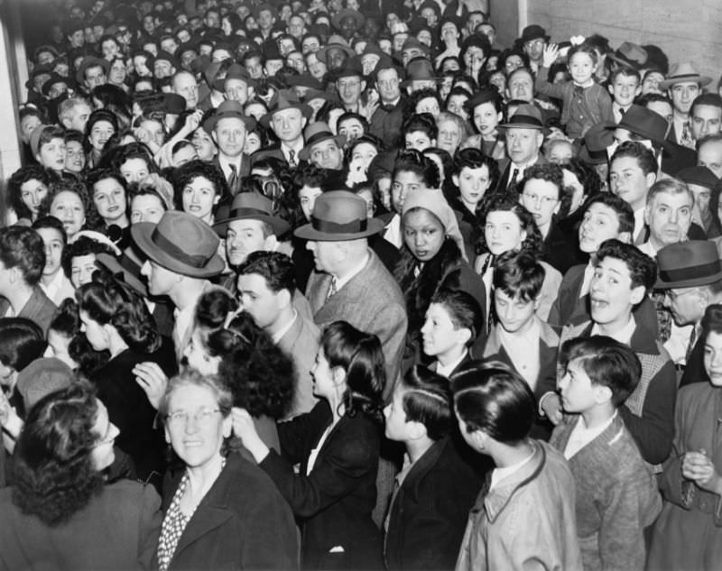 People waiting to be vaccinated at the Department of Health building, 1947.