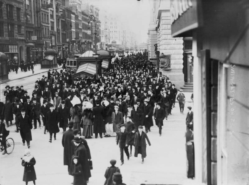 Suffragettes on 23rd Street, 1908.