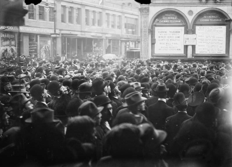 Crowd watching “playograph,” World Series, 1911.