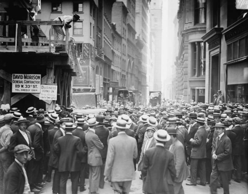Crowd watching for Gibson, 1912.