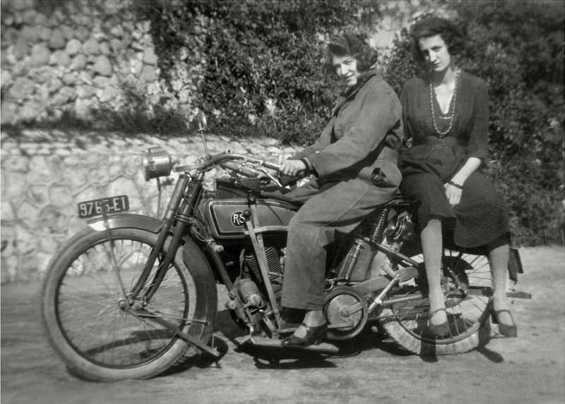 Reading Standard 1200cc V-twin 18hp 1921 model. The registration number is from Paris, France, 1921
