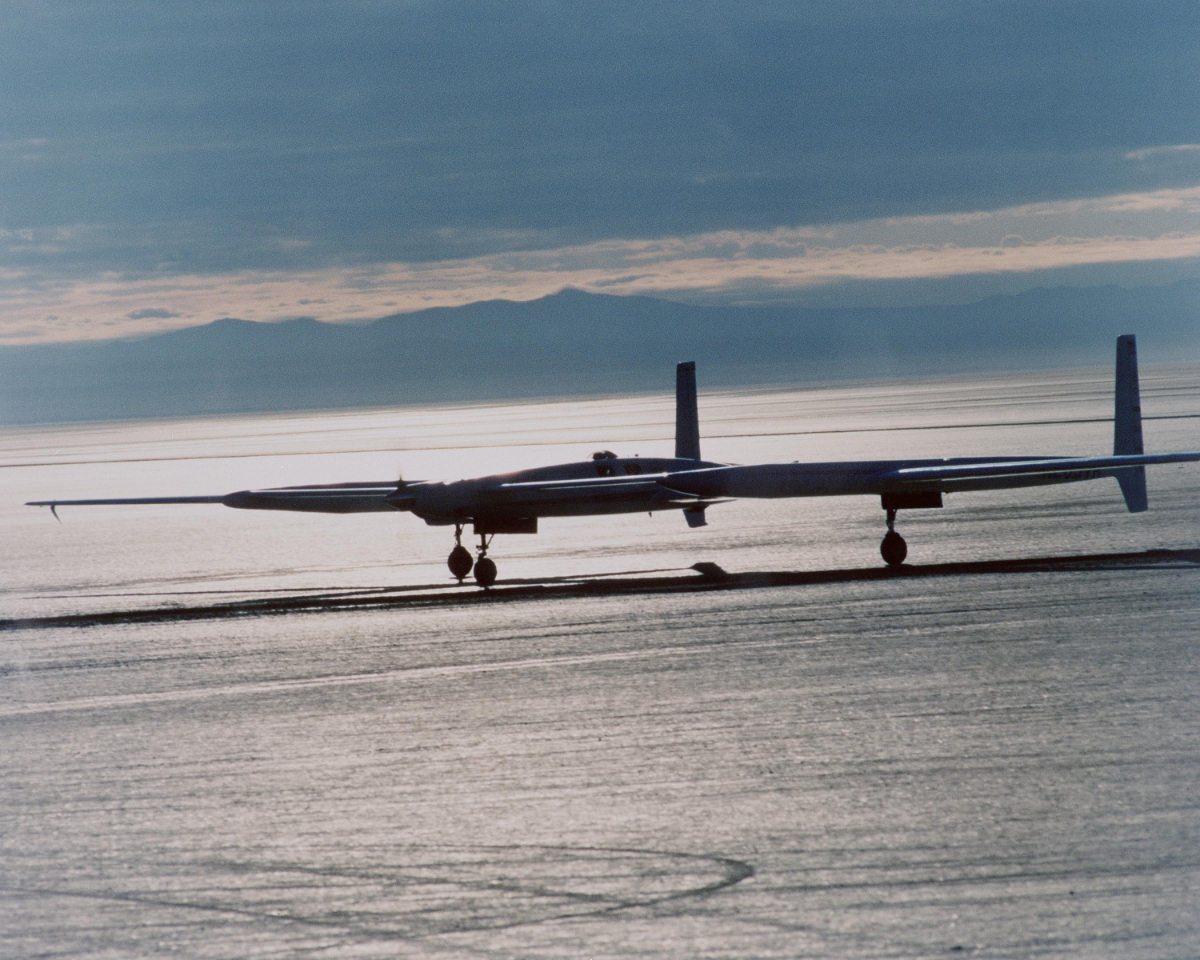 Rutan Voyager's Trailblazing Flight Around the World, Without Rest or Refuel