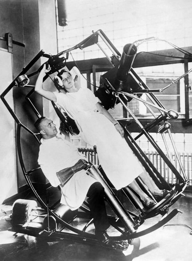 The modern Roentgen ‘look through’ machine, which prevents any injury to the treating physician, Frankfurt, Germany, circa 1929.