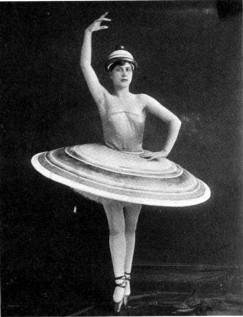 The Triadic Ballet: A Surreal Dance of Geometric Shapes in the Roaring Twenties