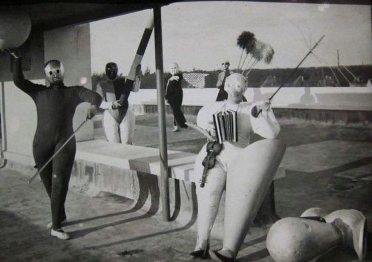 The Triadic Ballet: A Surreal Dance of Geometric Shapes in the Roaring Twenties