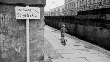 Children at Berlin wall