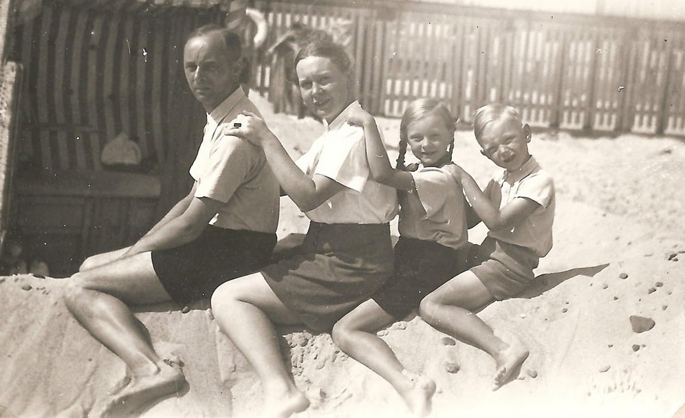 Stunning German Family Portraits from the Early 20th Century