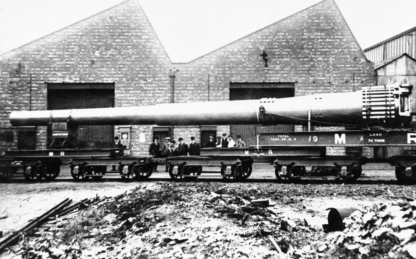 Loading a 15' naval gun onto a waiting train at The Royal Ordnance Works in Coventry, 1915.