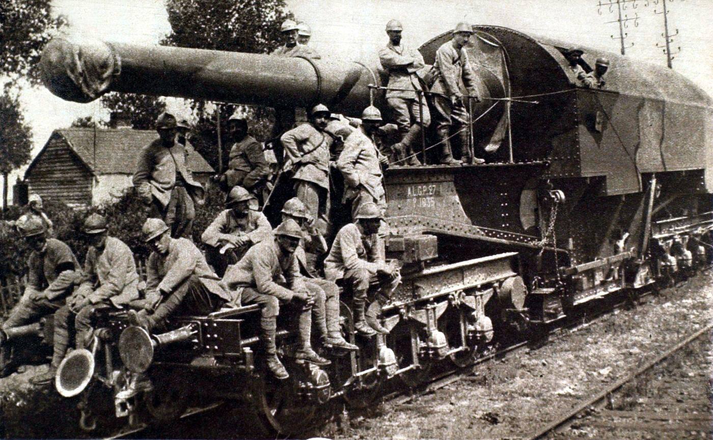 Heavy artillery in the Somme, a 274-mm gun mounted on the railway, France, 1916, World War I.