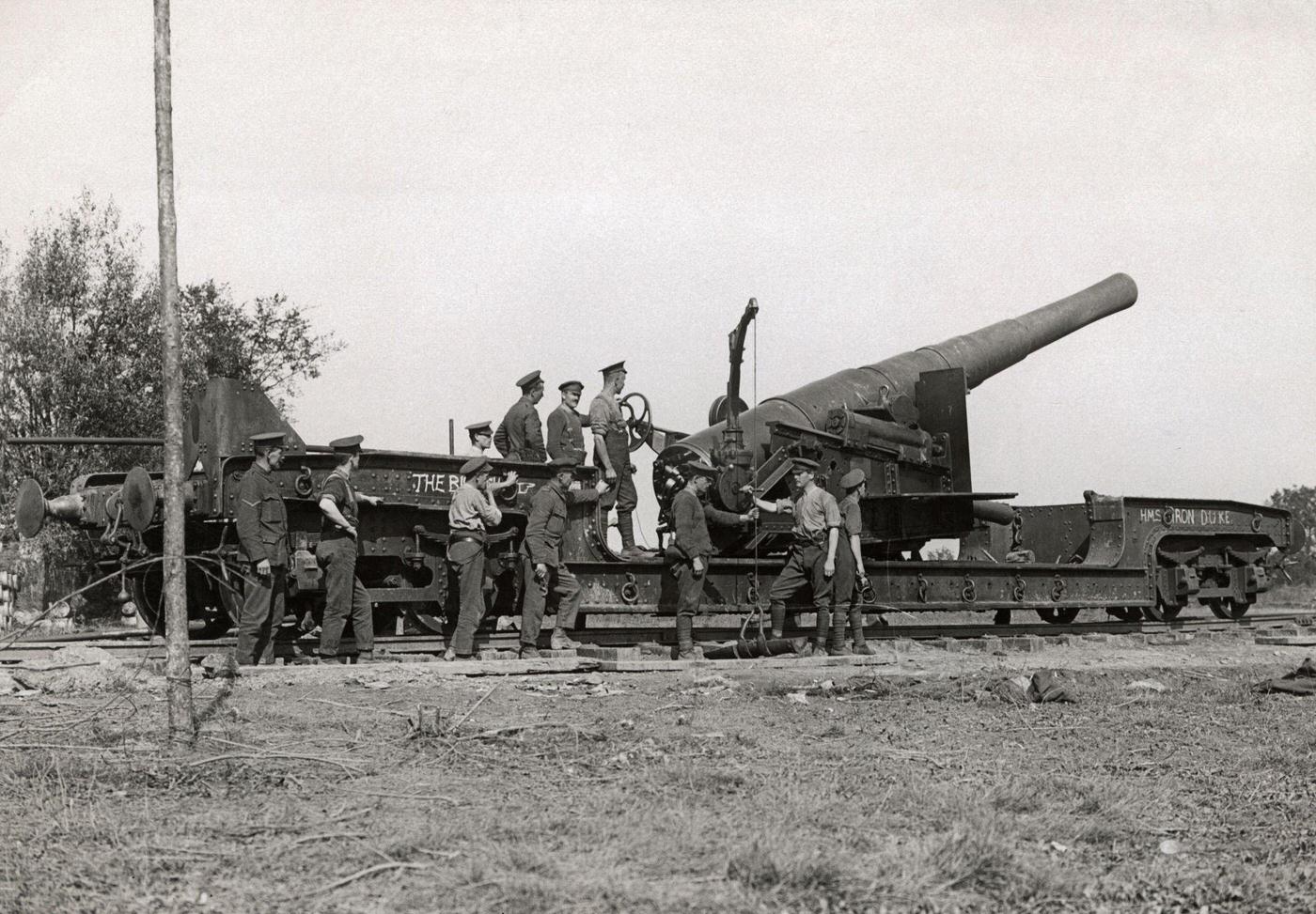 British soldiers with a field gun mounted on a railway on the Western Front during World War I, 1916.