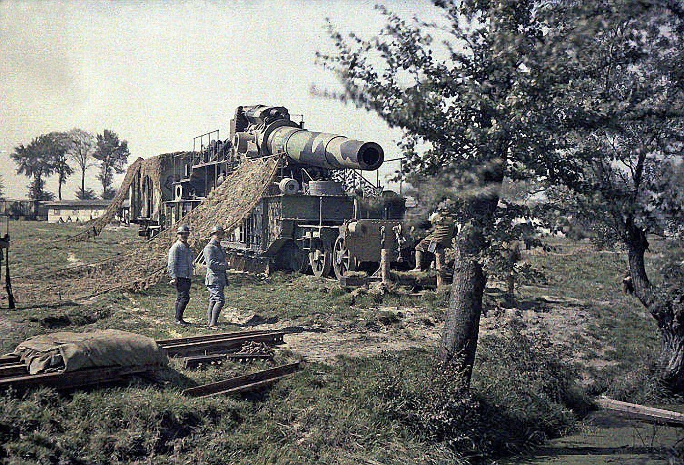 French soldiers camouflaging a 370 mm railway gun named "Keity" in Noyon, Region Oise, France, September 5, 1917.