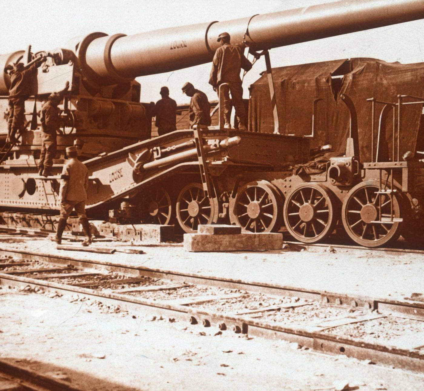 370 mm railway gun named "Louise" in Mailly, northern France, 1914-1918.