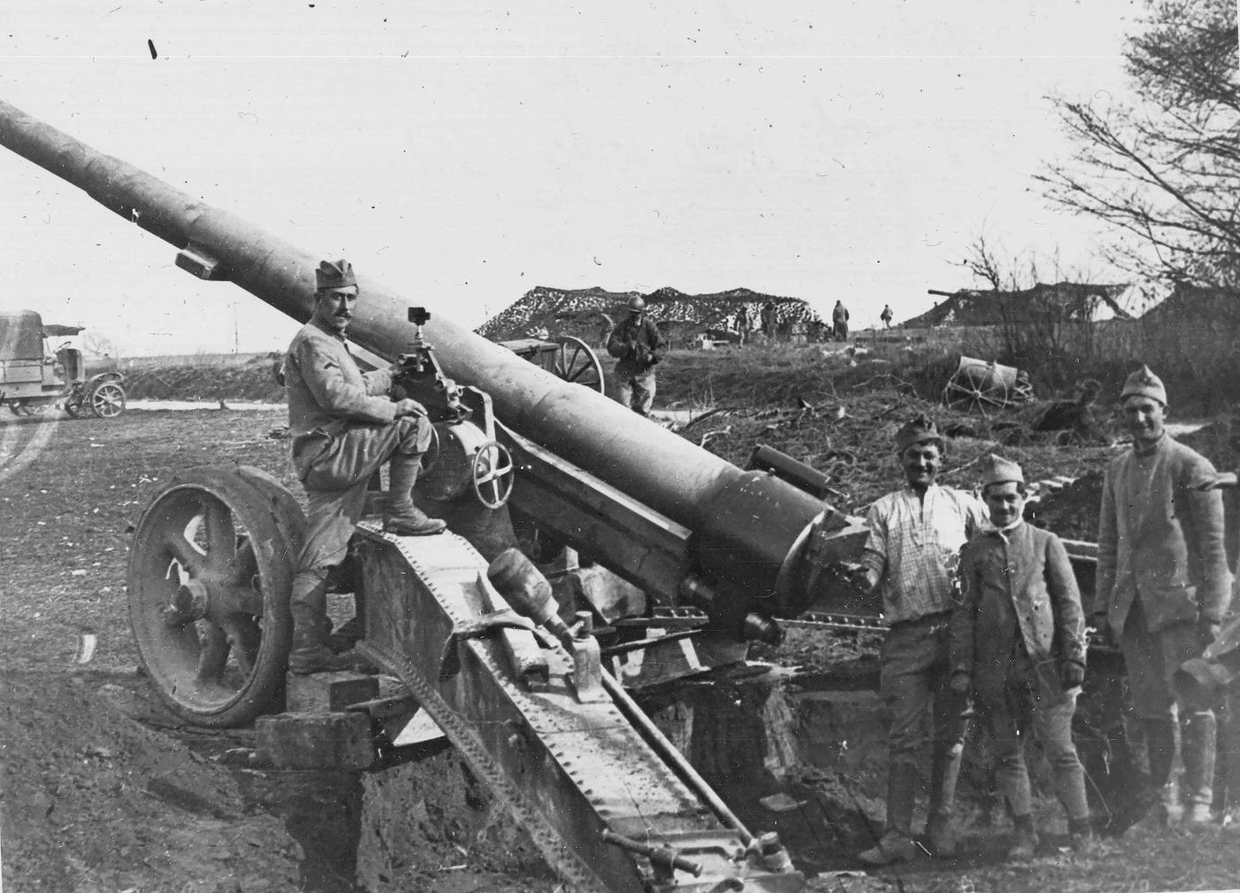 320 mm railway gun, Split trail gun, 1918, France.