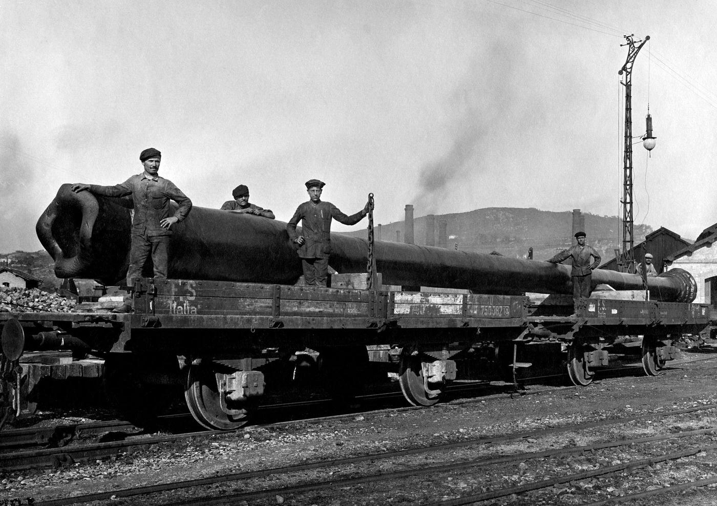 War industry: tube for gun manufacturing, 1915-1918.