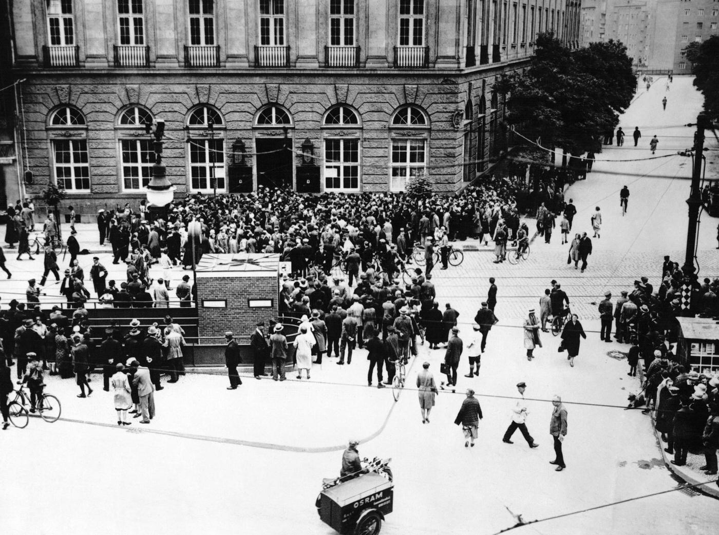 Foule devant une caisse d'épargne, Berlin, 1931