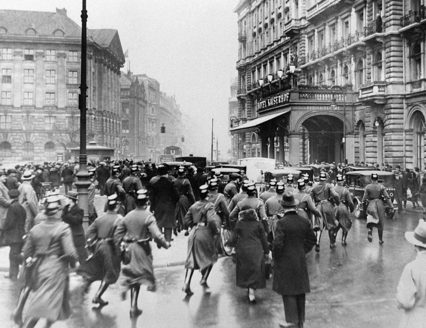 Des policiers accourent pour faciliter le passage de la voiture d'Hitler, Berlin, 1932