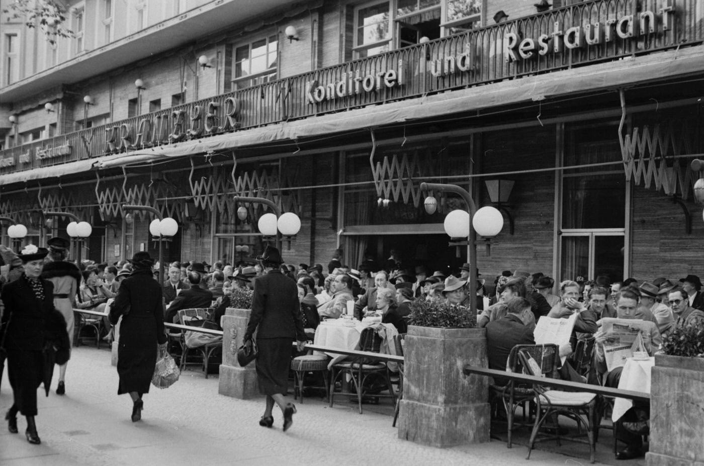 Street Cafe, Berlin, 1939