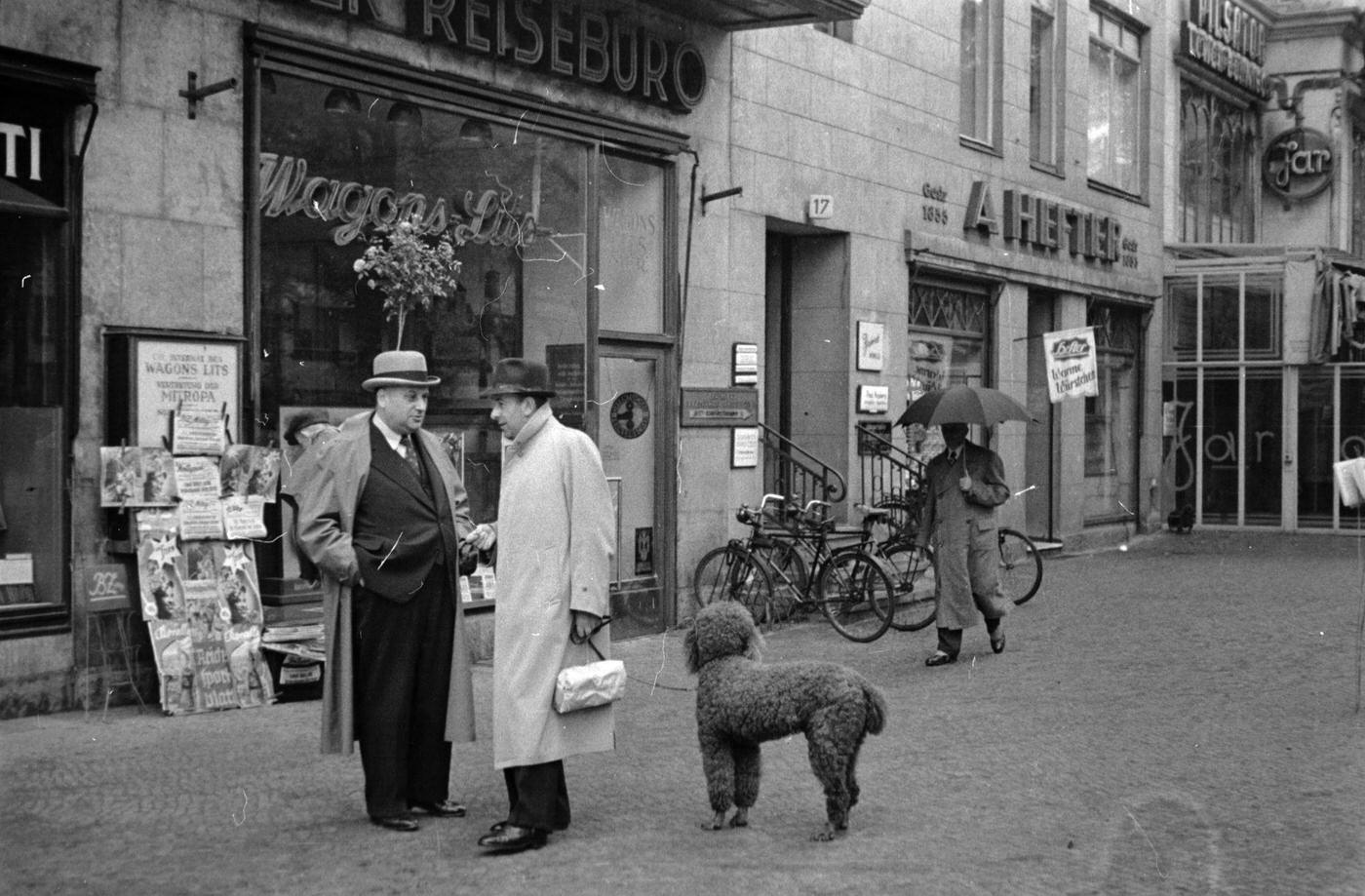 Street Talkers, Berlin, 1939