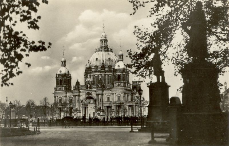 The Cathedral with silhouettes, Berlin, 1930