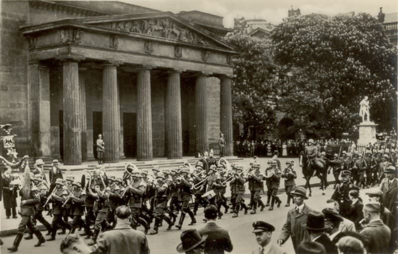 Unter den Linden - The Honorary Monument with a guards parade, Berlin, 1930