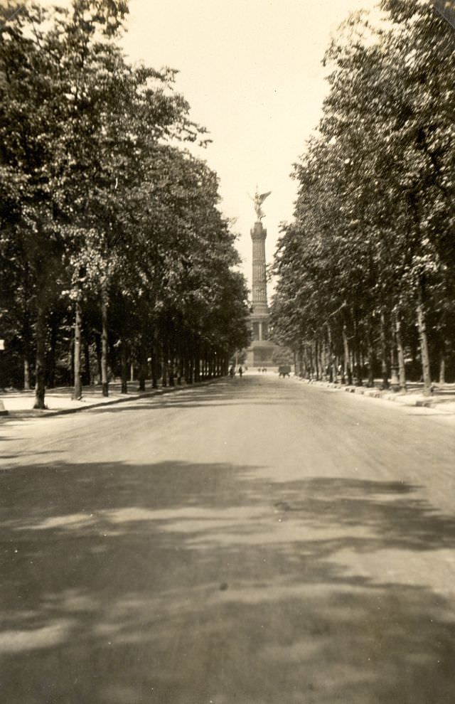 The Siegessäule seen from the Siegesallee