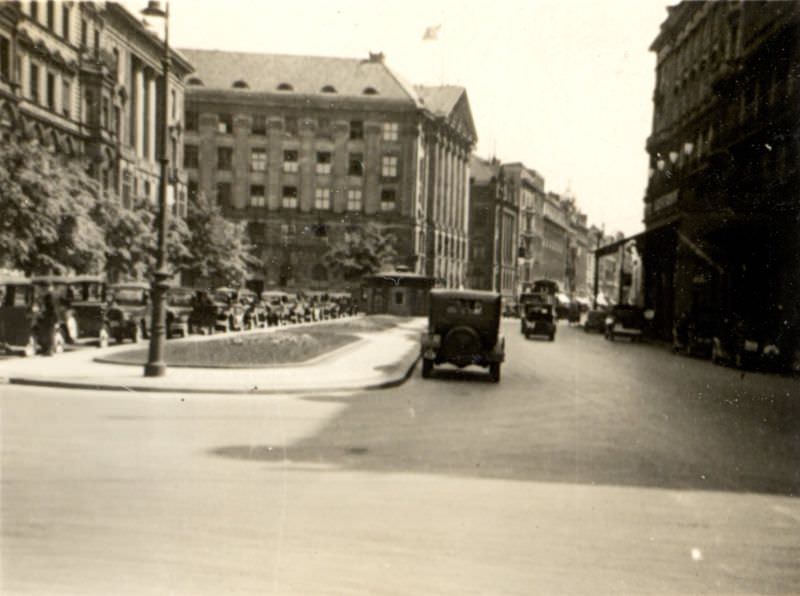 Wilhelmplatz, Kaiserhof Straße with the Kaiserhof on the right, Berlin, 1930