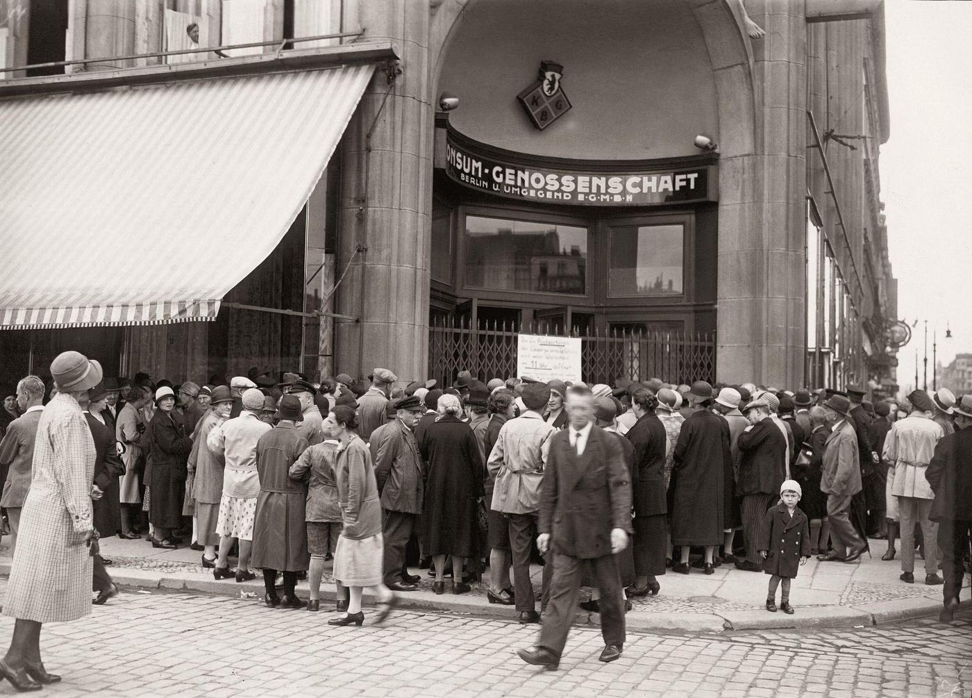 Economic crisis: Rush demand on material assets, Berlin, 1930