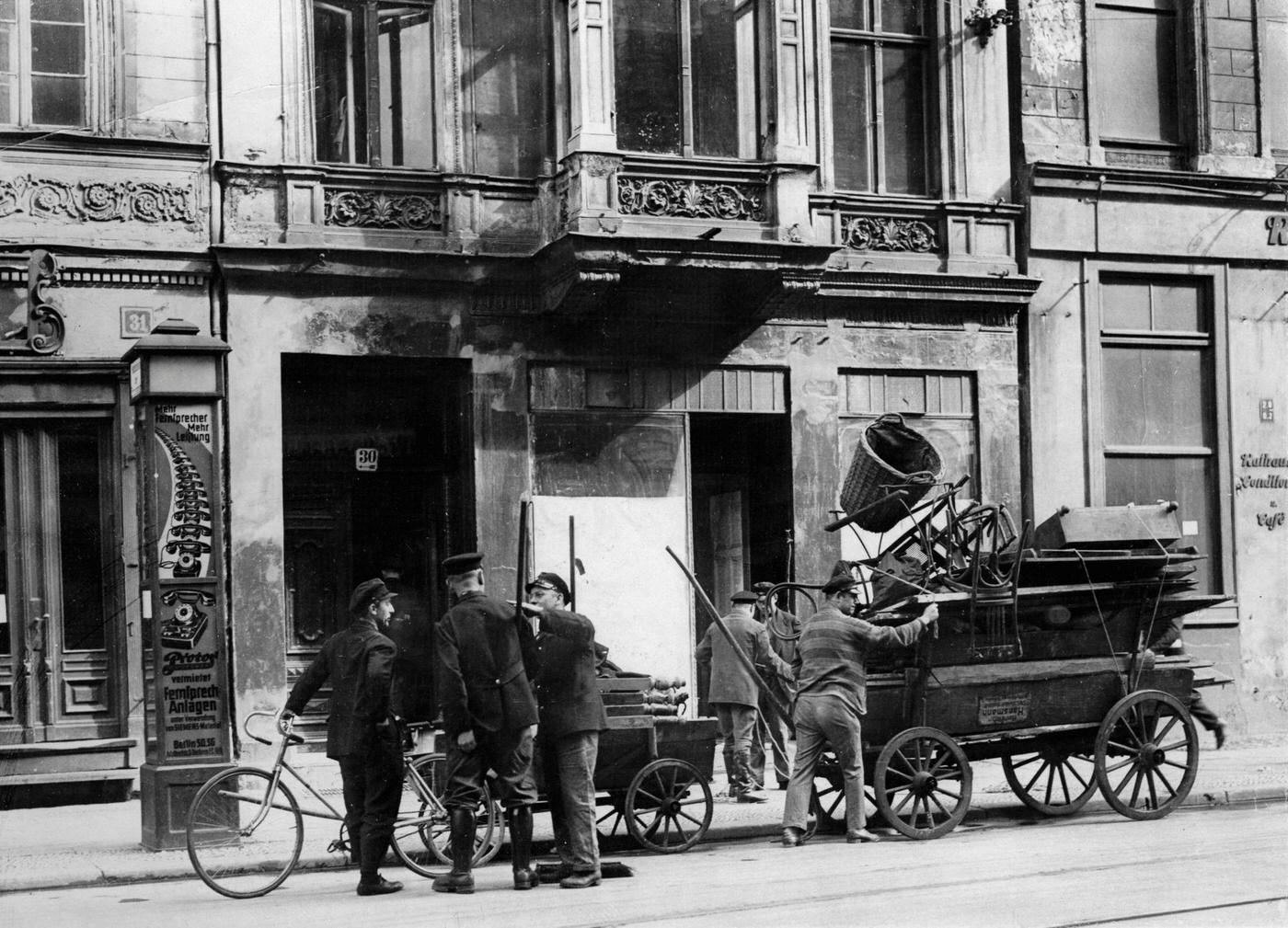 Vacation of a building by the Nationalsozialisten, Berlin, 1930