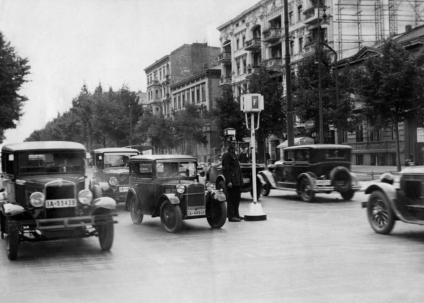 Germany, Berlin: Policeman controlling the traffic at a road sign in the 'Bismarckstrasse/Leibnizstrasse,' Berlin, 1930
