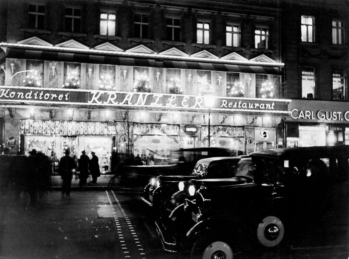Germany, Berlin: Unter den Linden: Cafe Kranzler at night, Berlin, 1930