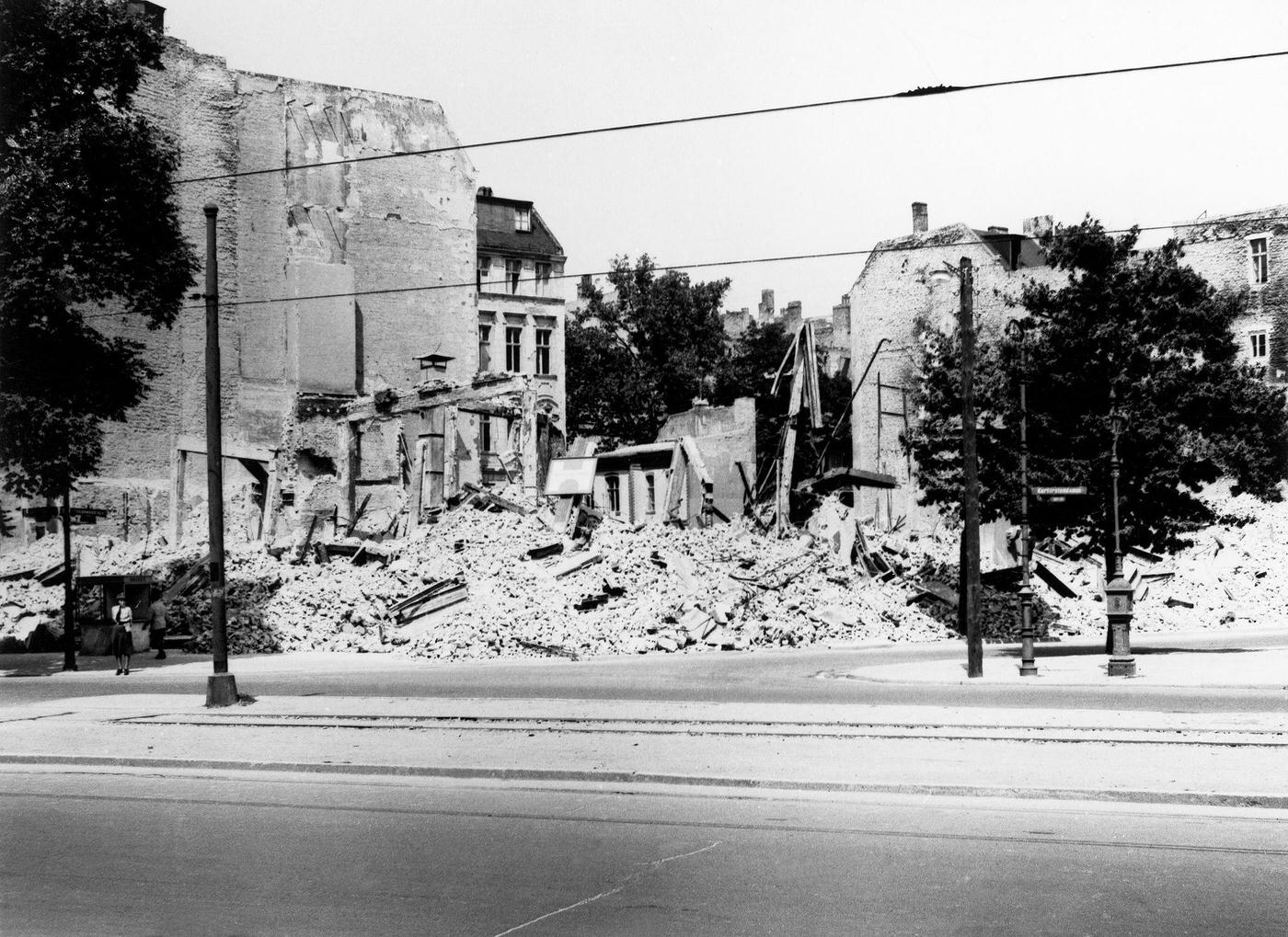 Demolition of the ruins of the Hotel Kempinski at Kurfuerstendamm, Berlin, British sector.