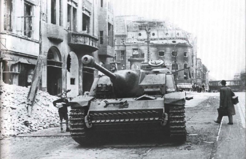 Powerful Photos Showcasing the Ruins of Berlin in the Aftermath of World War II