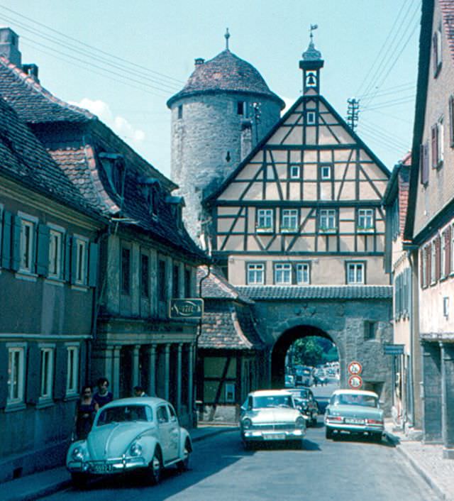 A city gate in Langenburg, east of Heilbronn, topped by a half-timbered house, Langenburg, 1960s