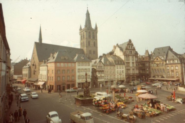 Market at the Hauptmarkt (with St. Gangolf and Marktkreuz) in Trier, 1960s