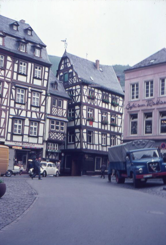 Market hall and "Cafe am Rathaus" on the market square in Bernkastel-Kues, 1960s