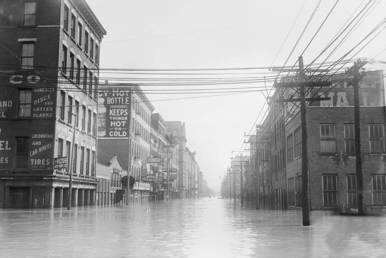 Flooded street scene, Cincinnati, Ohio, 1913.