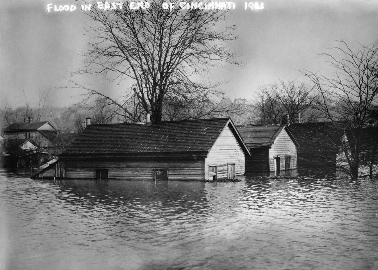 Flooded houses in the East End of Cincinnati, Ohio, 1913.