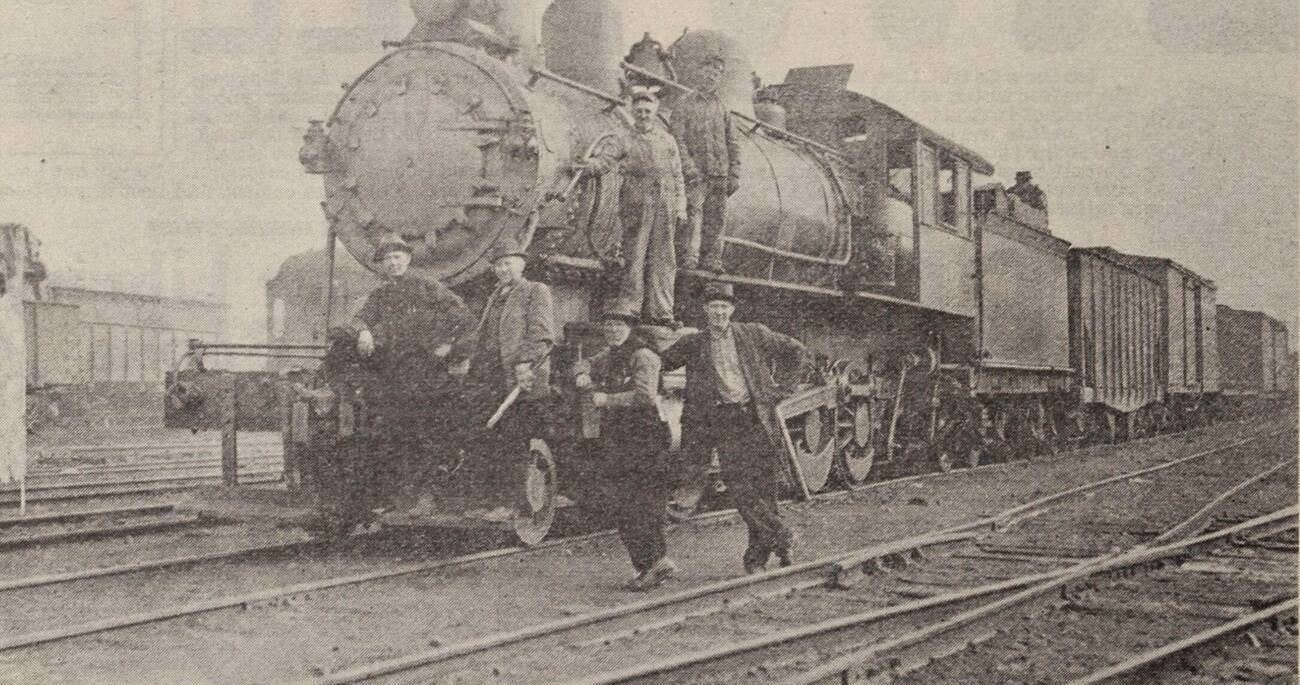 Baltimore and Ohio employees in Newark, Ohio, after the flood of 1913.