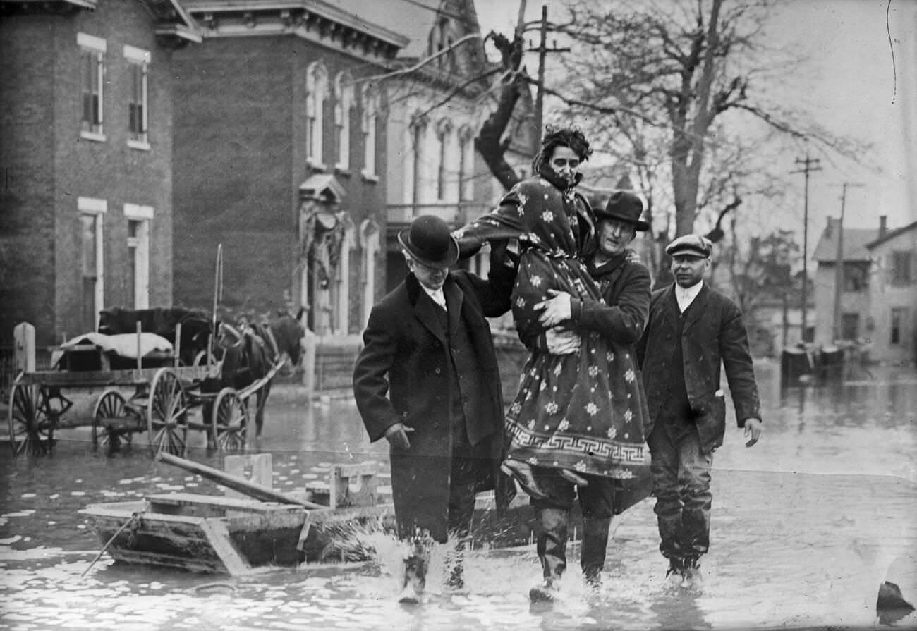 Rescue workers carrying a woman after the flood in Dayton, Ohio, March 1913.