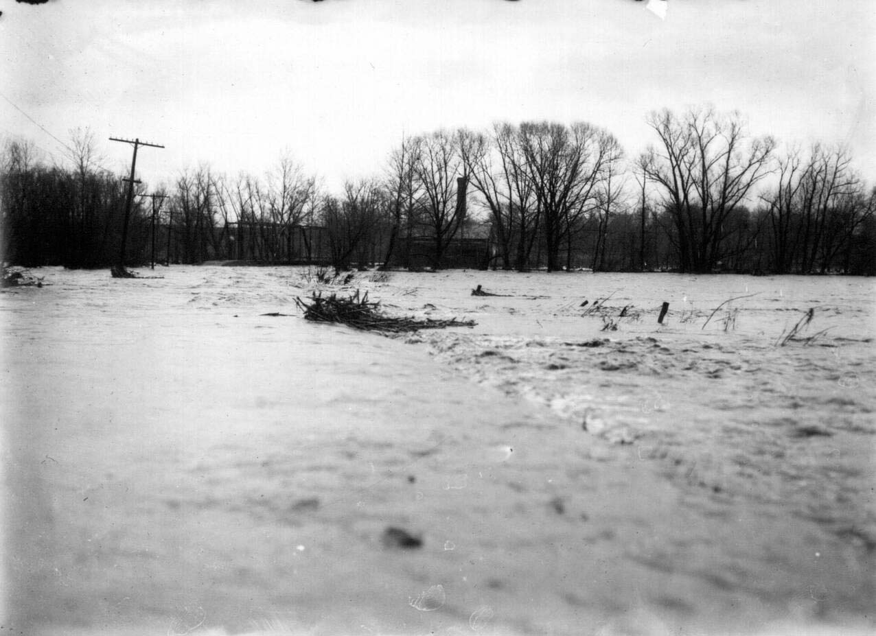 Rush of water during Oxford flood, 1913.