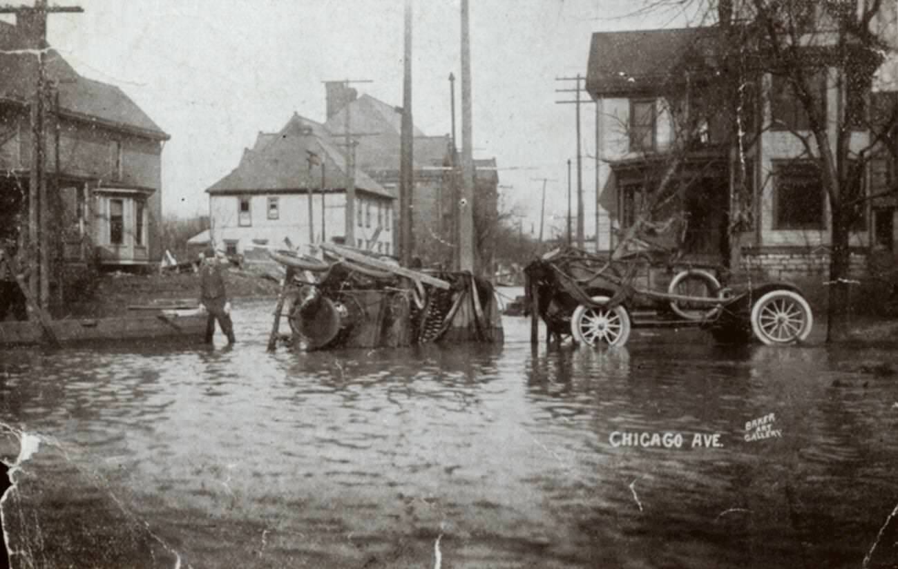 Flooding of Chicago Avenue, Columbus, Ohio with automobiles, 1913.