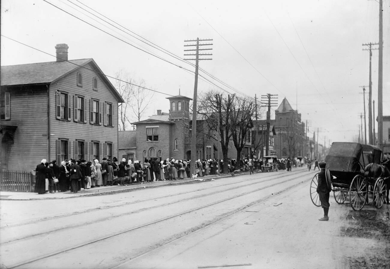 Flood scenes in Dayton, Ohio, 1913. People queuing.