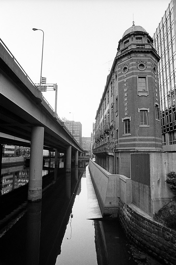 Daiei Real Estate Building. Designed by Kingo Tatsuno. Completed in 1915. Around Nihonbashi, Chuo City, Tokyo Metropolis, Japan. 1980.