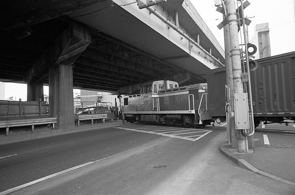 Drop line around Hamamatsu-cho, Kaigan, Minato City, Tokyo Metropolis, Japan. 1980.